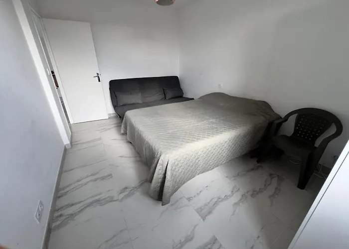 Апартаменты Spacious T3 In St-raphael Сен-Рафаэль