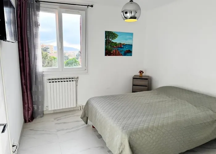 Апартаменты Spacious T3 In St-raphael